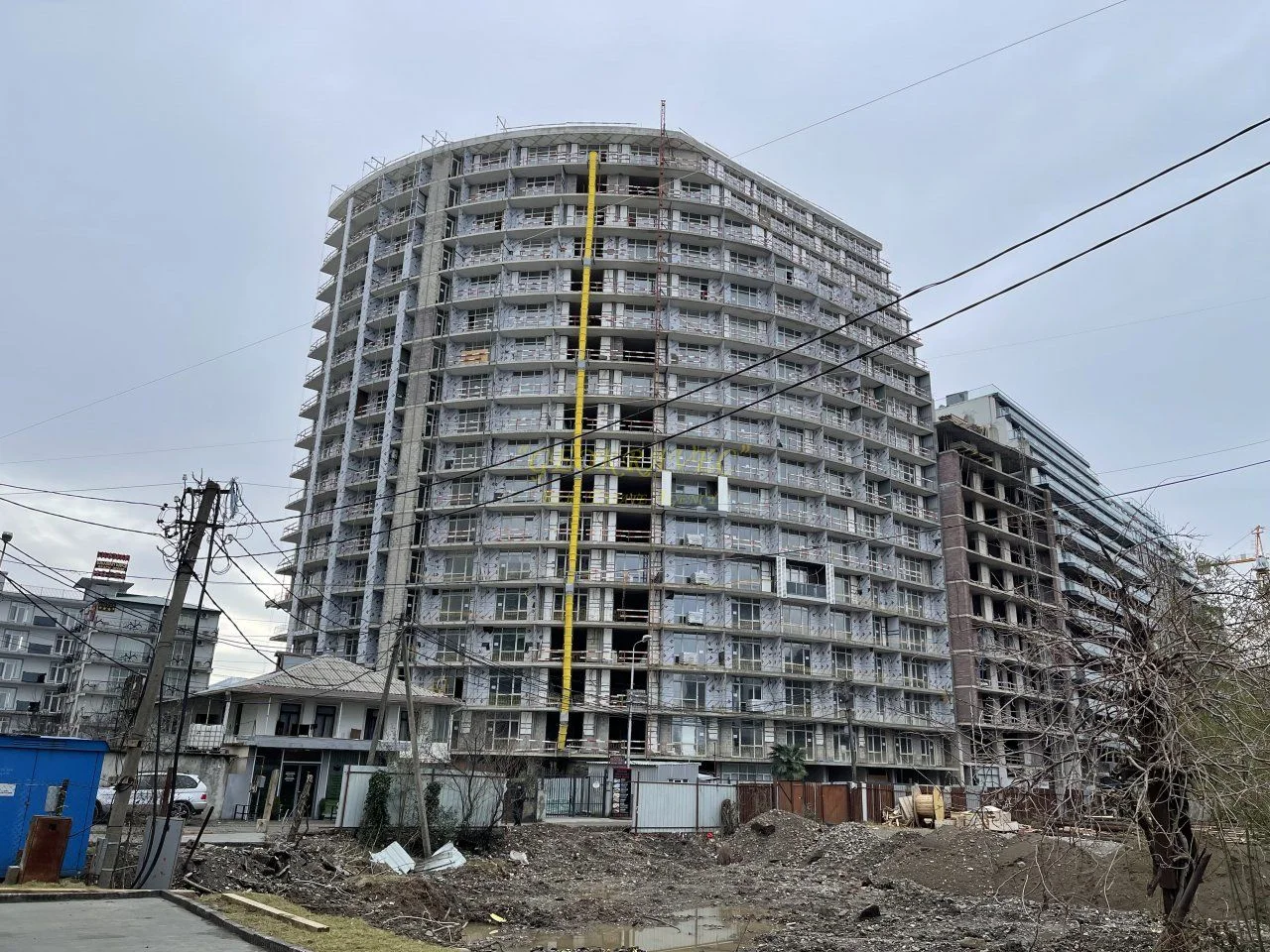 Новый жилой дом гостиничного типа у моря. Апратаменты с видом на море и на город Батуми.