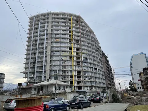 Новый жилой дом гостиничного типа у моря. Апратаменты с видом на море и на город Батуми.
