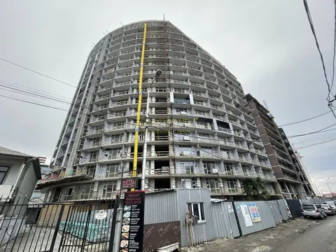 Новый жилой дом гостиничного типа у моря. Апратаменты с видом на море и на город Батуми.