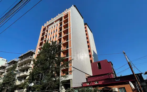 Новый жилой дом в центре города Батуми на ул. Асатиани Квартиры с видом на море и на горы.