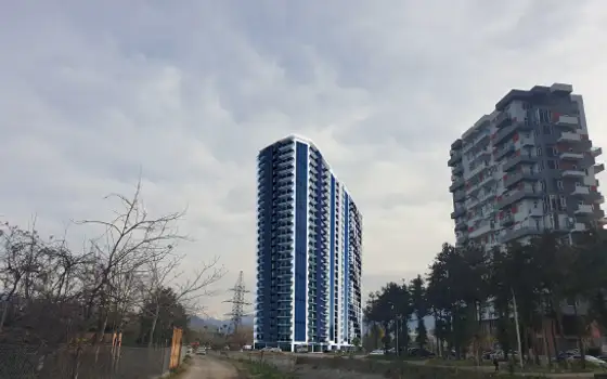 Новый жилой дом у моря. Квартиры с видом на море и на горы.