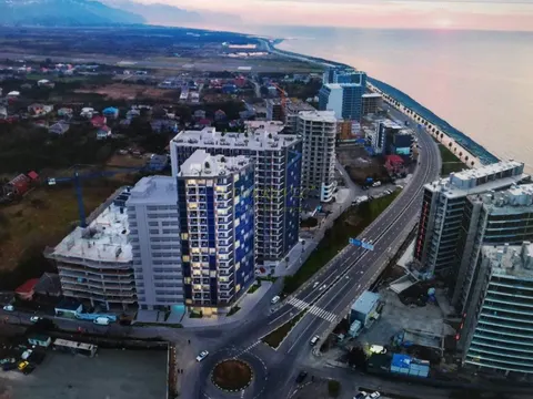 Новый 18 этажный жилой дом на Новом бульваре у моря. Апартаменты с видом на море и на горы в городе Батуми.