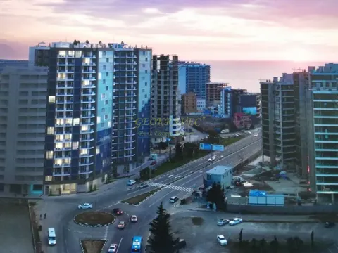 Новый 18 этажный жилой дом на Новом бульваре у моря. Апартаменты с видом на море и на горы в городе Батуми.