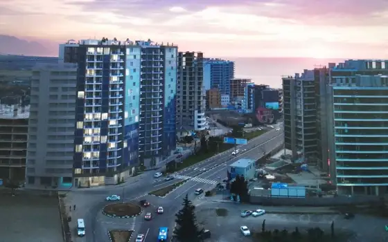 Новый 18 этажный жилой дом на Новом бульваре у моря. Апартаменты с видом на море и на горы в городе Батуми.