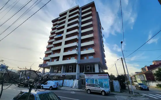 Новый 11 этажный жилой дом в черте города Батуми. Квартиры с видом на горы и город от строительной компании.