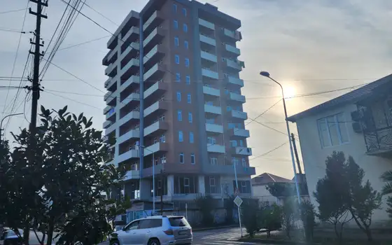 Новый 11 этажный жилой дом в черте города Батуми. Квартиры с видом на горы и город от строительной компании.