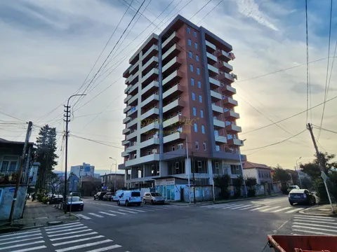 ახალი 11 სართულიანი საცხოვრებელი სახლი ქალაქ ბათუმის შუა ნაწილში. ბინები მთების ხედით სამსენებლო კომპანიისაგან.