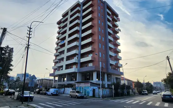 Новый 11 этажный жилой дом в черте города Батуми. Квартиры с видом на горы и город от строительной компании.
