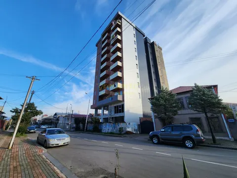 Новый 11 этажный жилой дом в черте города Батуми. Квартиры с видом на горы и город от строительной компании.