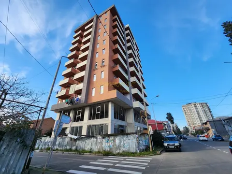 Новый 11 этажный жилой дом в черте города Батуми. Квартиры с видом на горы и город от строительной компании.
