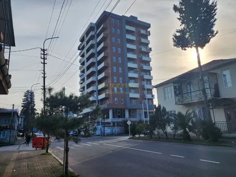 Новый 11 этажный жилой дом в черте города Батуми. Квартиры с видом на горы и город от строительной компании.