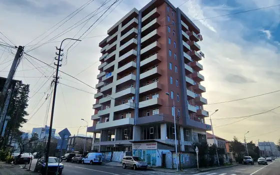 Новый 11 этажный жилой дом в черте города Батуми. Квартиры с видом на горы и город от строительной компании.