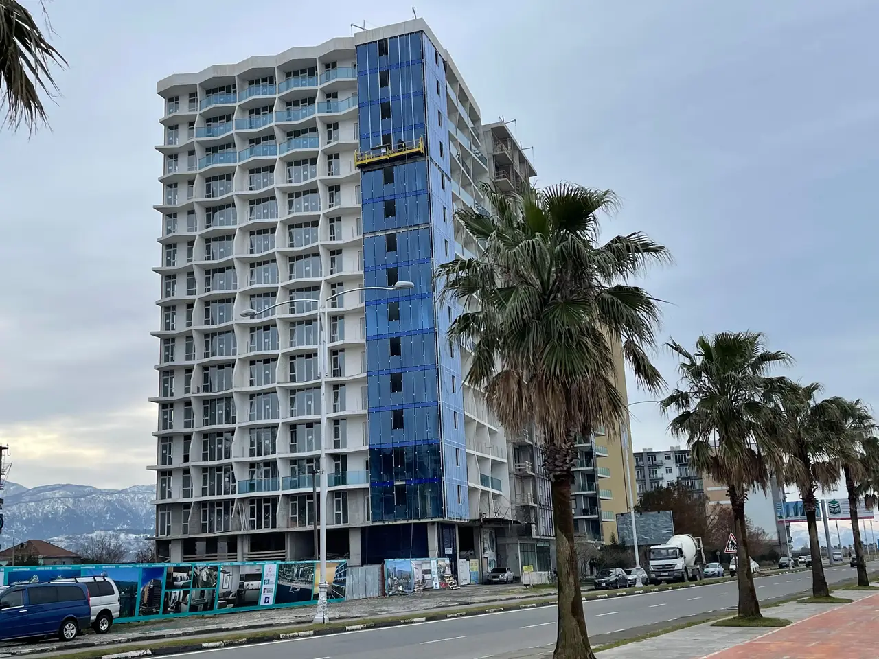 Новый 15-этажный жилой дом Black Sea Tower на первой линии от побережья моря. Квартиры с видом на море и горы.