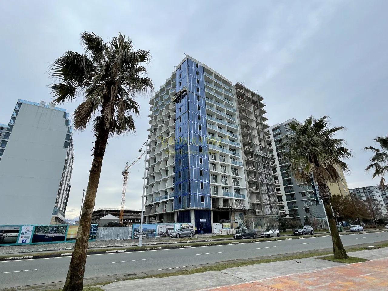 Новый 15-этажный жилой дом Black Sea Tower на первой линии от побережья моря. Квартиры с видом на море и горы.
