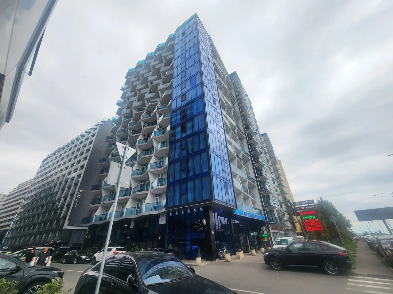 Новый 15-этажный жилой дом Black Sea Tower на первой линии от побережья моря. Квартиры с видом на море и горы., фото 1