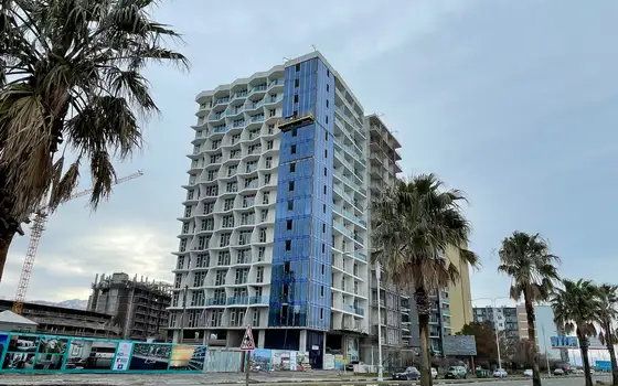 Новый 15-этажный жилой дом Black Sea Tower на первой линии от побережья моря. Квартиры с видом на море и горы.