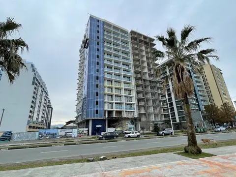 Новый 15-этажный жилой дом Black Sea Tower на первой линии от побережья моря. Квартиры с видом на море и горы.