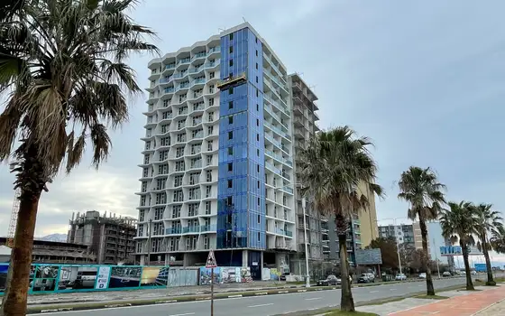 Новый 15-этажный жилой дом Black Sea Tower на первой линии от побережья моря. Квартиры с видом на море и горы.