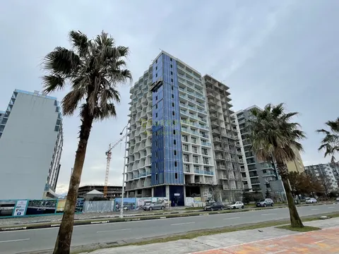 Новый 15-этажный жилой дом Black Sea Tower на первой линии от побережья моря. Квартиры с видом на море и горы.