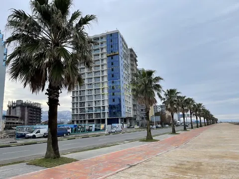 Новый 15-этажный жилой дом Black Sea Tower на первой линии от побережья моря. Квартиры с видом на море и горы.