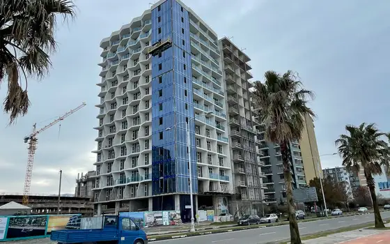Новый 15-этажный жилой дом Black Sea Tower на первой линии от побережья моря. Квартиры с видом на море и горы.