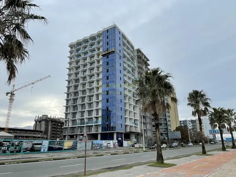 Новый 15-этажный жилой дом Black Sea Tower на первой линии от побережья моря. Квартиры с видом на море и горы.