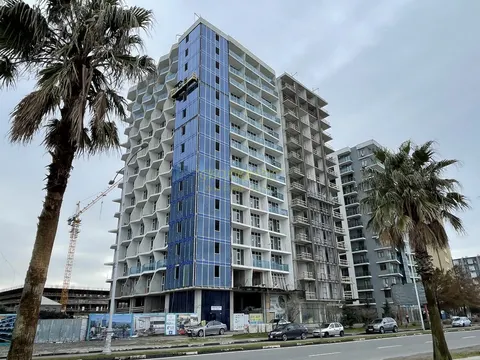 Новый 15-этажный жилой дом Black Sea Tower на первой линии от побережья моря. Квартиры с видом на море и горы.