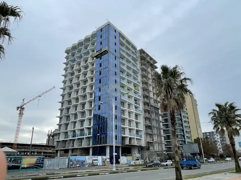 Новый 15-этажный жилой дом Black Sea Tower на первой линии от побережья моря. Квартиры с видом на море и горы.