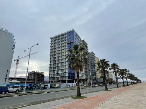 Новый 15-этажный жилой дом Black Sea Tower на первой линии от побережья моря. Квартиры с видом на море и горы.