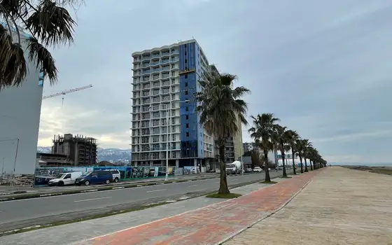 Новый 15-этажный жилой дом Black Sea Tower на первой линии от побережья моря. Квартиры с видом на море и горы.