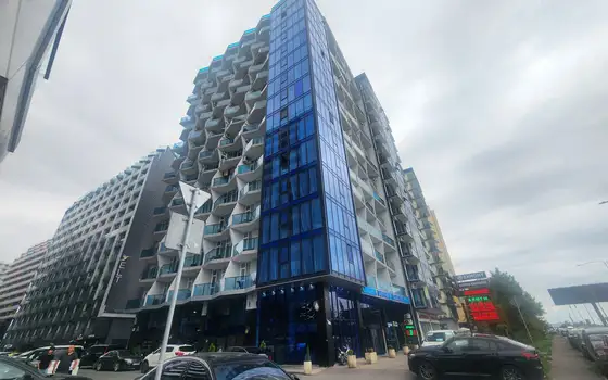Новый 15-этажный жилой дом Black Sea Tower на первой линии от побережья моря. Квартиры с видом на море и горы., фото 1