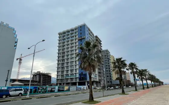 Новый 15-этажный жилой дом Black Sea Tower на первой линии от побережья моря. Квартиры с видом на море и горы.