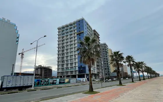 Новый 15-этажный жилой дом Black Sea Tower на первой линии от побережья моря. Квартиры с видом на море и горы.