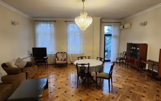 Сдается в аренду двухэтажная квартира в центре города.