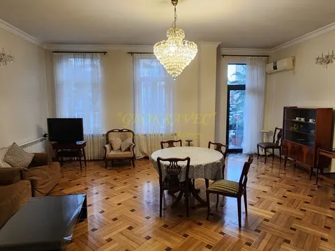 Сдается в аренду двухэтажная квартира в центре города.
