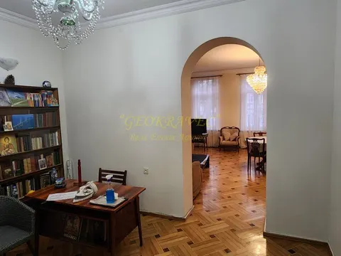 Сдается в аренду двухэтажная квартира в центре города.