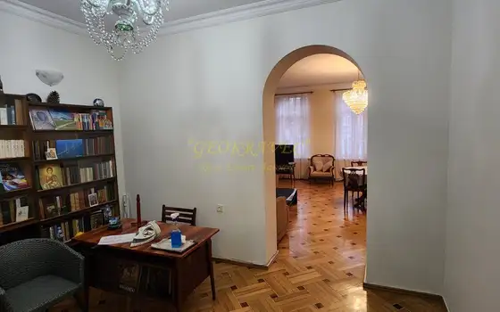 Сдается в аренду двухэтажная квартира в центре города.