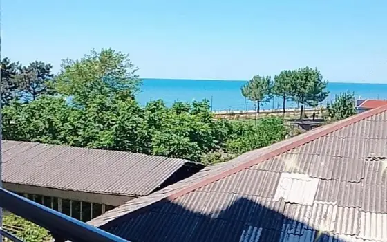 Двухкомнатная квартира на берегу моря.