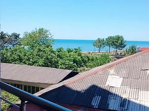 Двухкомнатная квартира на берегу моря.