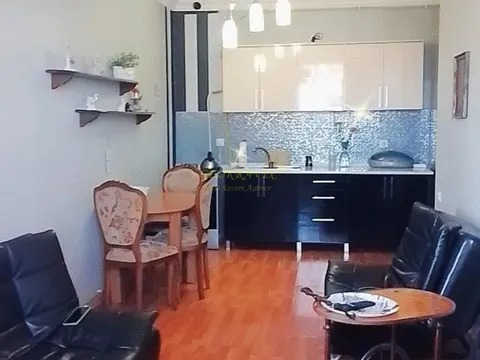 Двухкомнатная квартира на берегу моря.