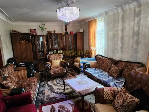 Трехэтажный дом в тихом и спокойном месте в Чакви.