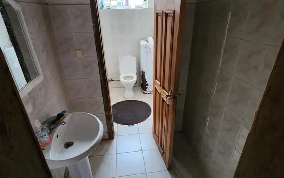 Трехэтажный дом в тихом и спокойном месте в Чакви.