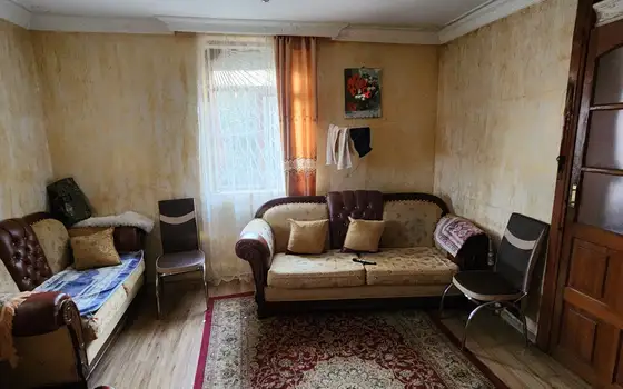 Трехэтажный дом в тихом и спокойном месте в Чакви.