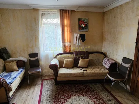 Трехэтажный дом в тихом и спокойном месте в Чакви.