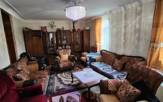 Трехэтажный дом в тихом и спокойном месте в Чакви.