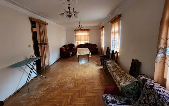 Трехэтажный дом в тихом и спокойном месте в Чакви.
