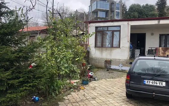 Продается частный дом с земельным участком, шикарным видом на море и город Батуми в тихом районе в Махинджаури.