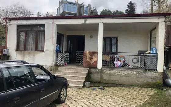 Продается частный дом с земельным участком, шикарным видом на море и город Батуми в тихом районе в Махинджаури.