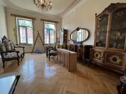 В центре города  Кутаиси продается частный дом.