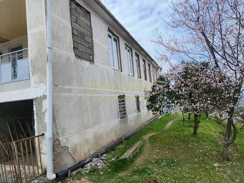 Продается дом с земельным участком в Кобулети.